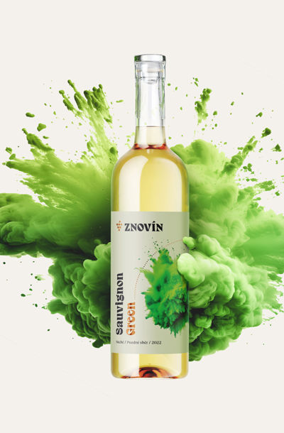 Láhev vína Znovín Sauvignon Green s výbuchem zeleného barevného prachu v pozadí.