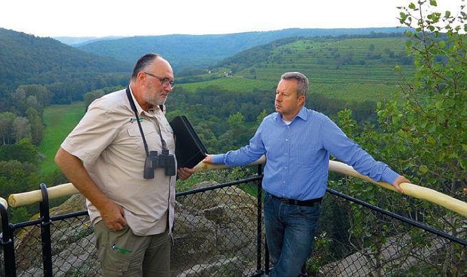 Dva muži při rozmluvě na vyhlídce na Šobes