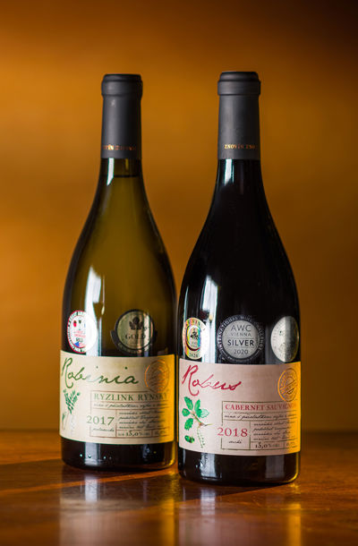 Láhve vín Robinia a Robus s mezinárodními oceněními na etiketách.